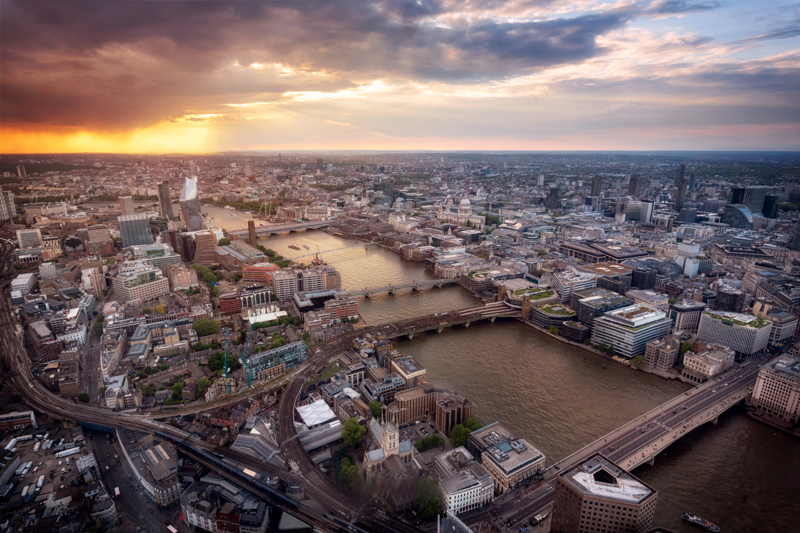 Aerial photo of London showing the river Thames and some key landmarks